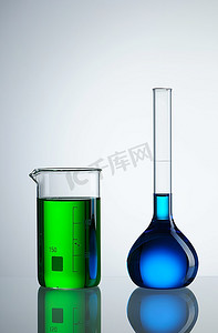 新冠抗原试剂盒主图摄影照片_化学瓶，试剂盖在白色上