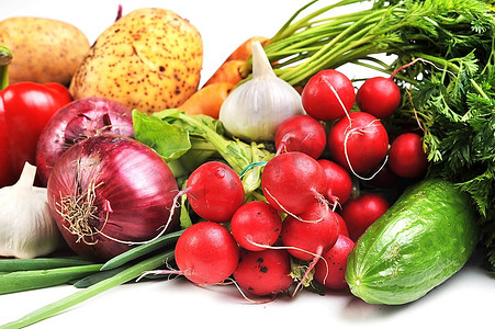 胡萝卜土豆摄影照片_新鲜蔬菜。包括西红柿、胡萝卜、萝卜、黄瓜、土豆、洋葱和大蒜
