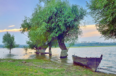 多瑙河摄影照片_夏季的多瑙河上的小船