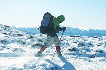 山里的徒步旅行者