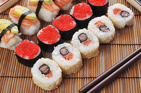 寿司食物摄影照片_新鲜可口的传统日式寿司