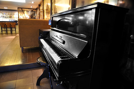 大钢琴摄影照片_大厅餐厅里的大钢琴。  餐厅室内
