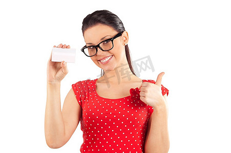 商务名片摄影照片_戴眼镜的女人亮着商务名片，做着积极的手势