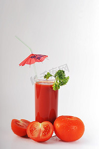芹菜汁摄影照片_玻璃杯中的番茄汁