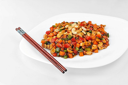 盘子里有蒸蔬菜和花生肉。中国菜。