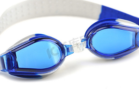 游泳泳镜摄影照片_白色上孤立的蓝色泳镜