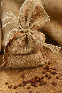 咖啡豆绕在木板上的麻袋上