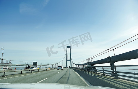 这座桥摄影照片_在丹麦通过这座桥的道路