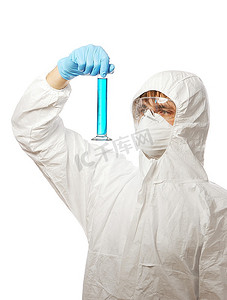 戴着防护服和眼镜的科学家正在用试剂看烧瓶