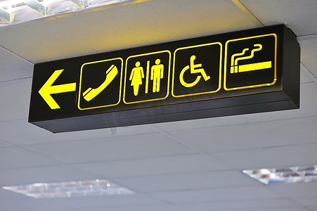 机场摄影照片_机场厕所标志，黄色黑底