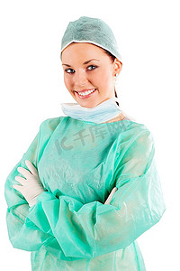 身穿绿色手术服的护士面带微笑地看着镜头