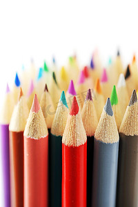 分离出来的各种彩色铅笔