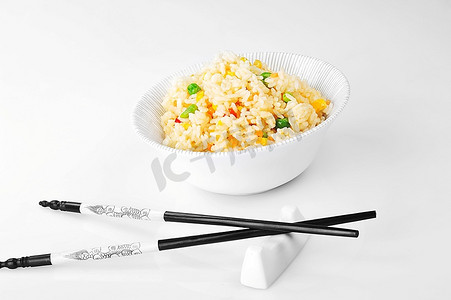 胡萝卜地摄影照片_一碗蔬菜炒饭和筷子。中式烹饪