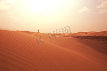 戈壁徒步摄影照片_在沙漠中徒步旅行