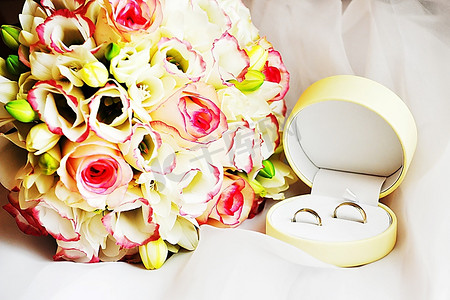 闪光绿色摄影照片_结婚戒指和一束玫瑰