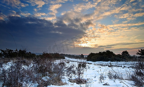 美丽的冬日日出景观覆盖着白雪覆盖的乡村景观