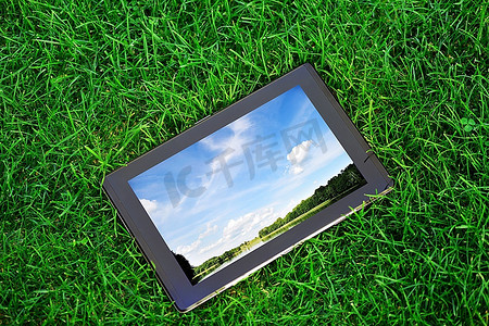 绿草上的通用平板电脑(Tablet PC)