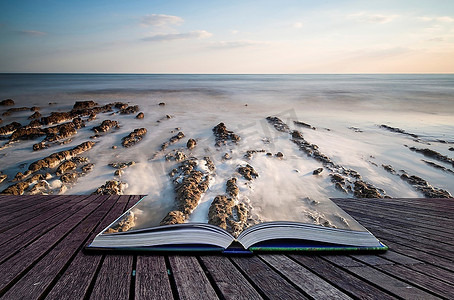 书创造性的概念页岩石海滩风景图象在susnet与长曝光运动模糊海