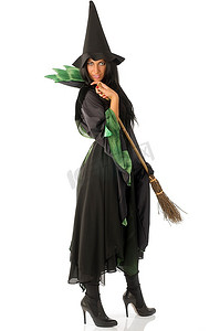戴着帽子，带着扫帚的美丽女巫穿着黑绿相间的衣服