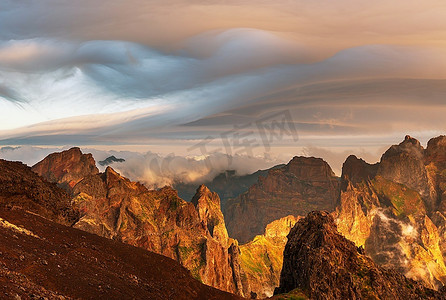 葡萄牙马德拉的Pico Ruivo和Pico do Areeiro山峰