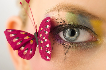 女人的眼睛用创意化妆和蝴蝶特写