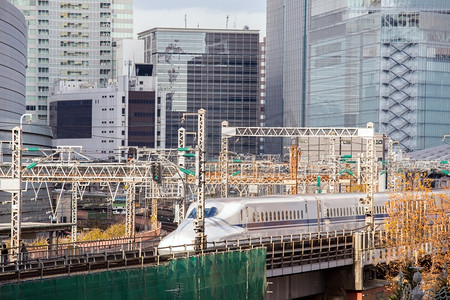 日本东京银座附近的yurakuchi具有天际线的铁路作为交通背景