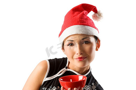 亚洲圣诞老人女孩手持中国传统红杯米饭
