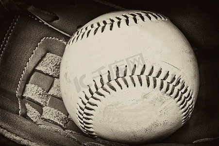 老古董版照片中的棒球和手套的复古形象