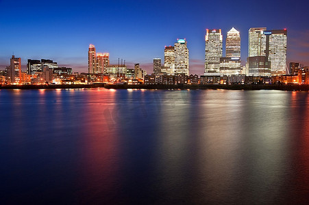 黄昏下的建筑摄影照片_泰晤士河上倒影的晴空下的伦敦城夜景