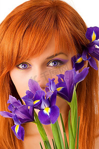 红头发的年轻女子用鲜花遮脸的美女肖像