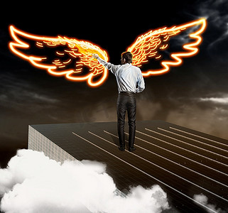 快乐的孩子们和父亲在户外奔跑的背影人的翅