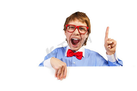 红白色海报摄影照片_戴红眼镜的男孩手持白色方块
