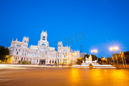欧式简框摄影照片_西班牙马德里，西贝莱斯广场(Cybele&rsquo；S广场)-中央邮局(Palacio De Comunicacones)。
