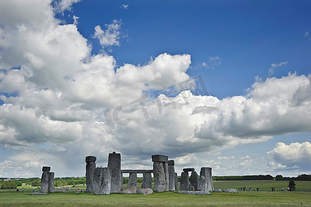巨石阵摄影照片_在英格兰，巨石阵与盛夏的日出和冬至的日落并列，以庆祝冬至。