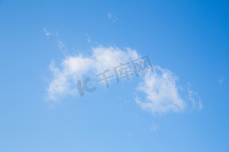 晴空摄影照片_晴空背景下的云