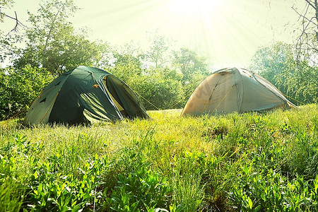 露营装备摄影照片_绿色草原上的帐篷