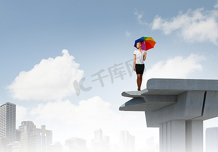 女商人站在桥上卡通动漫人物博士帽