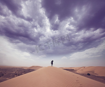 在沙漠中徒步旅行