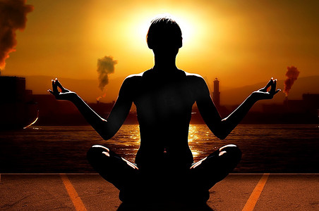 夕阳西下的女人的剪影，在工业港口附近的海港边做瑜伽放松心情