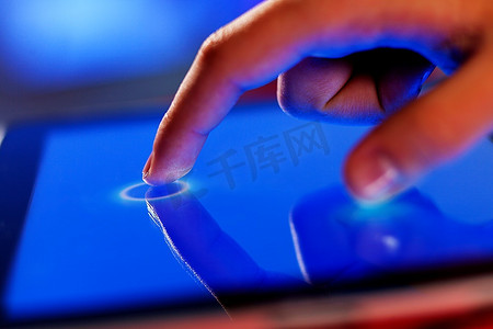 手指触摸屏幕背景图画手