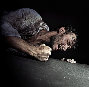 听天由命的帅哥摔倒在地人物特写工艺品