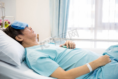 老病人摄影照片_成熟资深人病人睡觉在医院的床