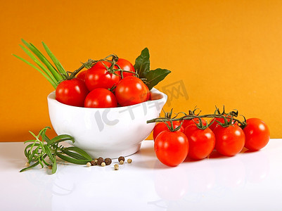 d大蒜摄影照片_白色背景上有樱桃西红柿和大蒜。