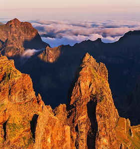 葡萄牙马德拉的Pico Ruivo和Pico do Areeiro山峰