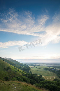 夏末下午的英国乡村风景，有着戏剧性的天空和灯光