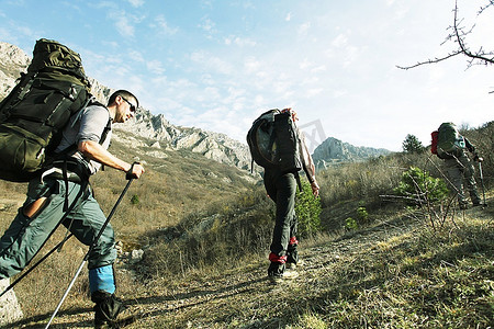 情侣登山摄影照片_徒步旅行中的团体