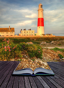书的海洋摄影照片_夏天美丽的日落中的古老灯塔出现在魔幻书中的几页