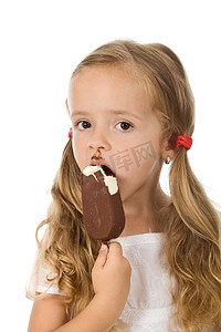 小女孩在吃冰淇淋