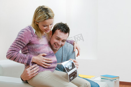 快乐怀孕的年轻夫妇，与婴儿超音波检查