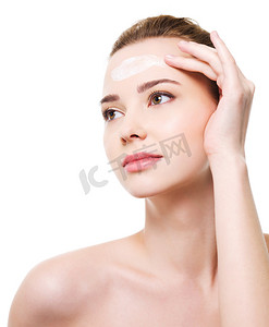 女人在额头上应用保湿化妆品